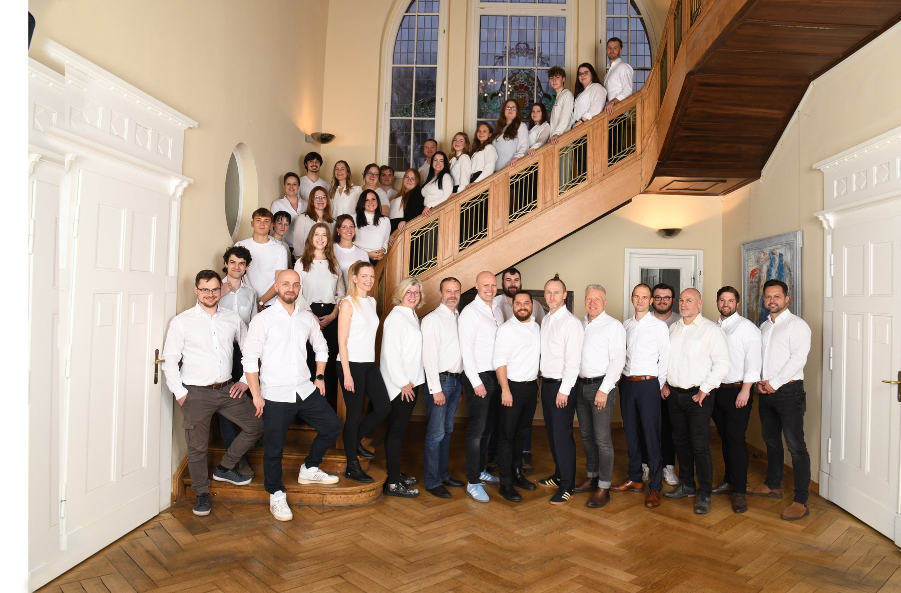 Das Team der unfallhilfe24 auf der Treppe der Kanzlei