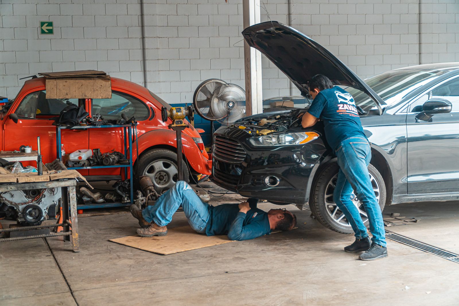 Mechaniker arbeitet in der Werkstatt an einem Fahrzeug